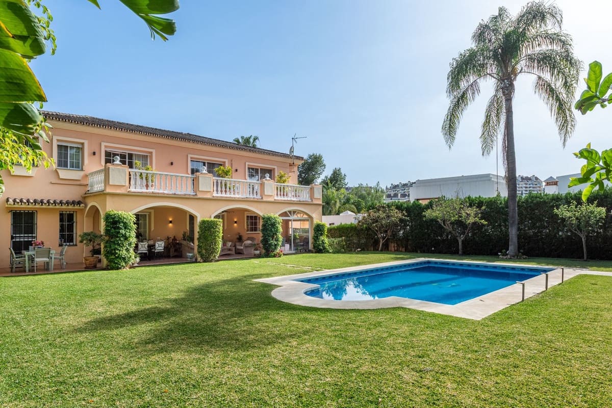 5 slaapkamer Villa te koop in Nueva Andalucia met zwembad garage - € 3.850.000 (Ref: 9806999)