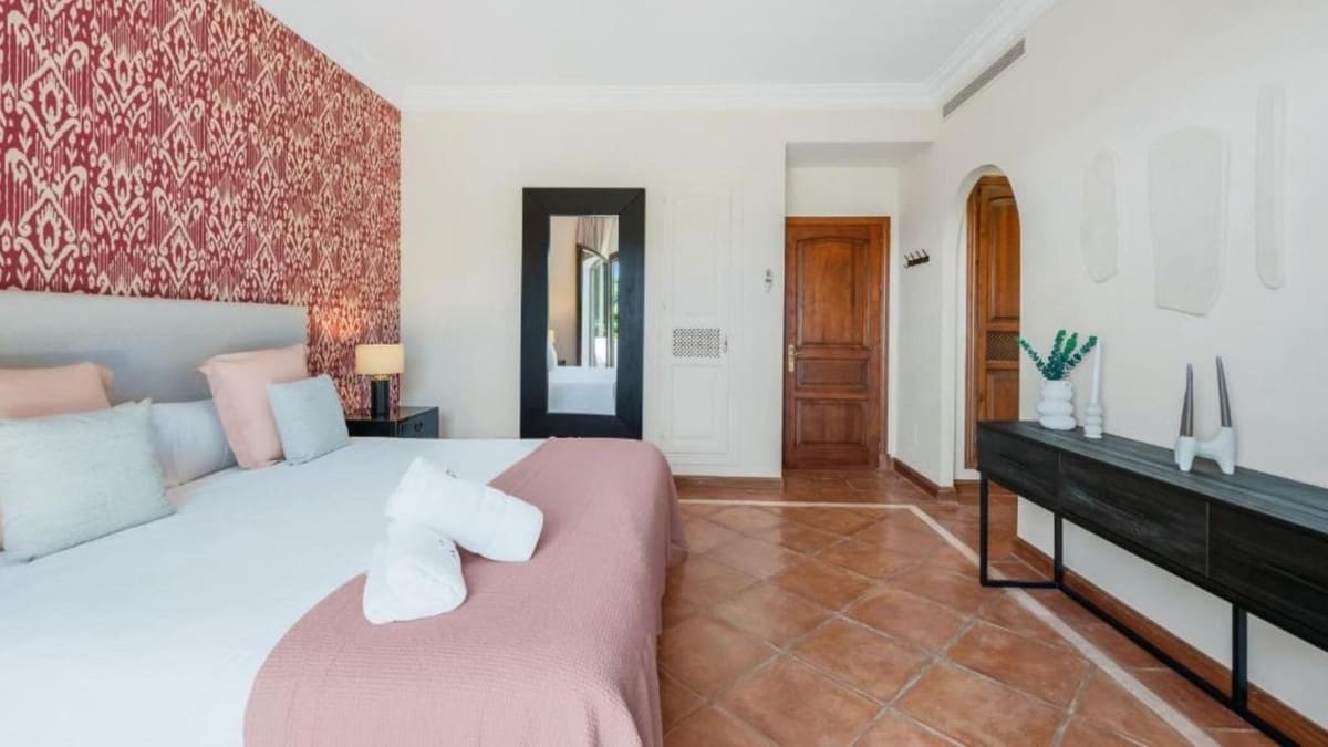 5 bedroom Villa for sale in Benahavis with pool garage - € 6,950,000 (Ref: 9807000)