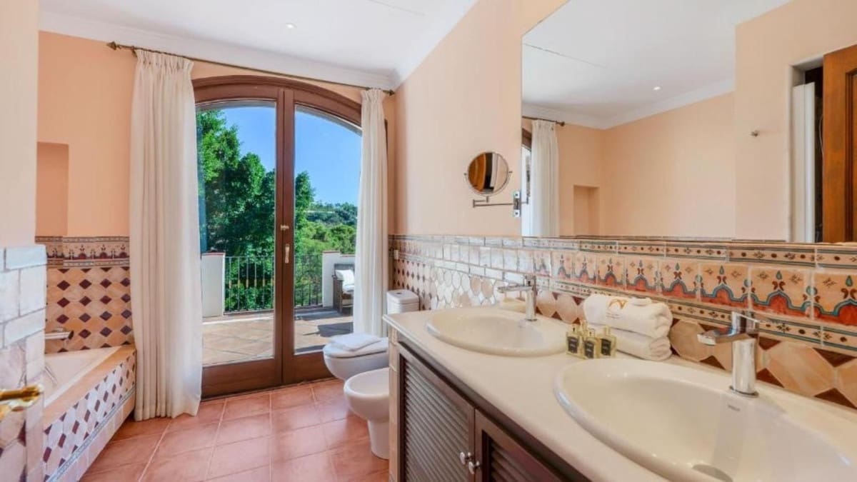 5 bedroom Villa for sale in Benahavis with pool garage - € 6,950,000 (Ref: 9807000)