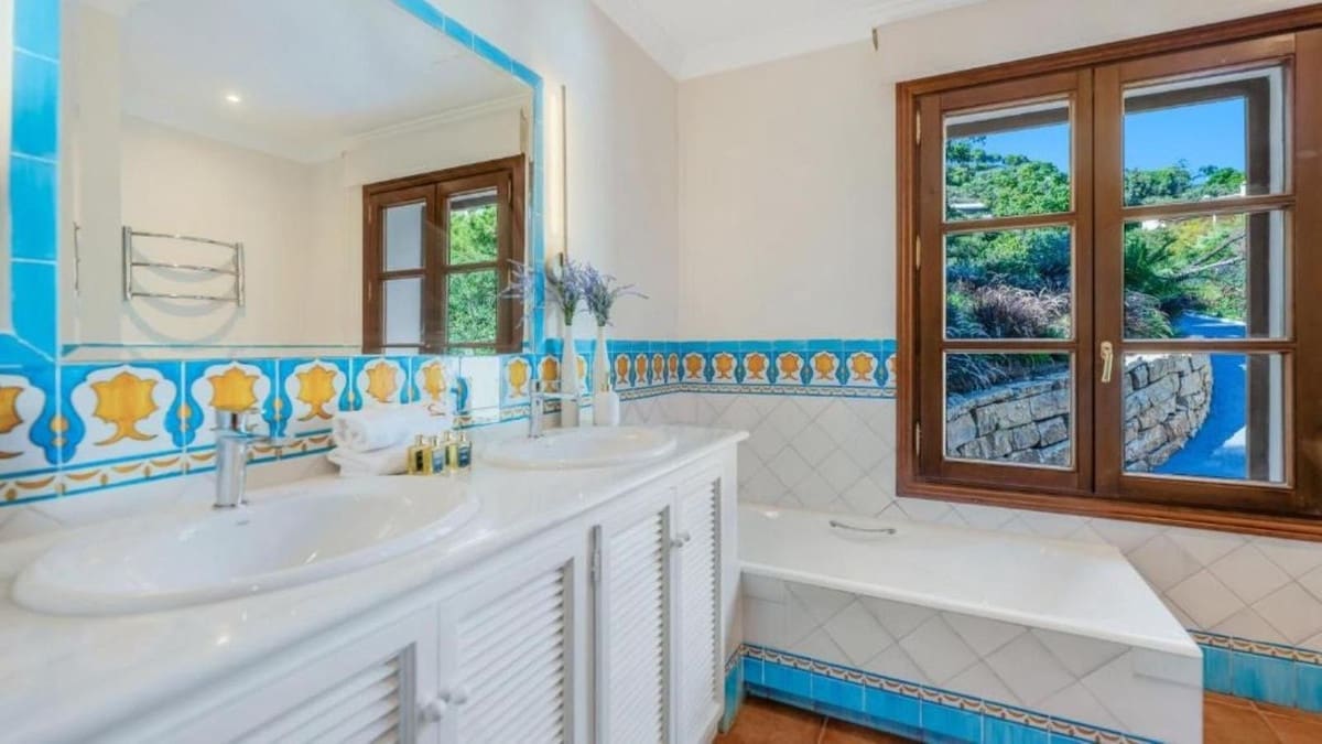 5 bedroom Villa for sale in Benahavis with pool garage - € 6,950,000 (Ref: 9807000)