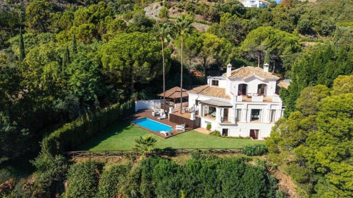 5 bedroom Villa for sale in Benahavis with pool garage - € 6,950,000 (Ref: 9807000)