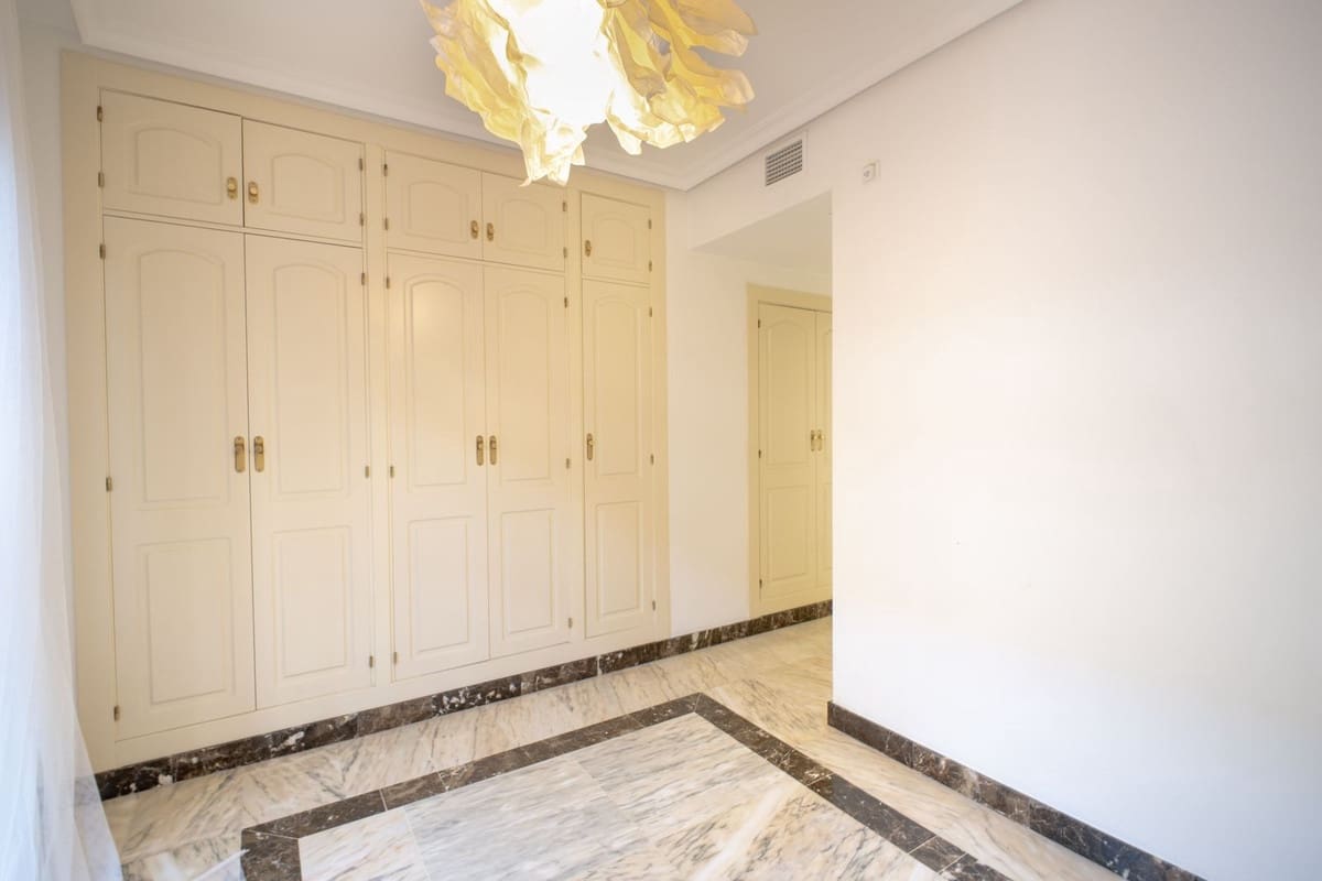 2 soverom Leilighet til salgs i Benalmadena med svømmebasseng garasje - € 517 000 (Ref: 9807042)