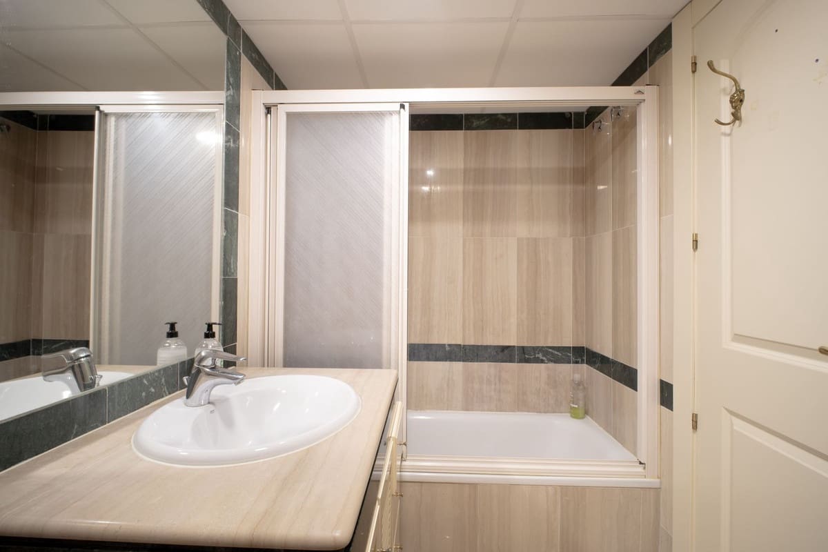 2 soverom Leilighet til salgs i Benalmadena med svømmebasseng garasje - € 517 000 (Ref: 9807042)