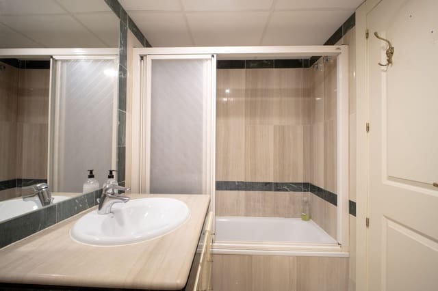 2 soverom Leilighet til salgs i Benalmádena med svømmebasseng garasje - € 517 000 (Ref: 9807042)