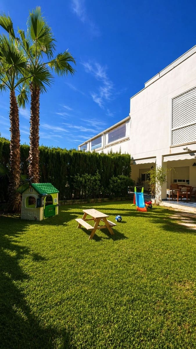 2 makuuhuone Huoneisto myytävänä paikassa Nueva Andalucia mukana uima-altaan 
autotalli - 550 000 € (Ref: 9807059)