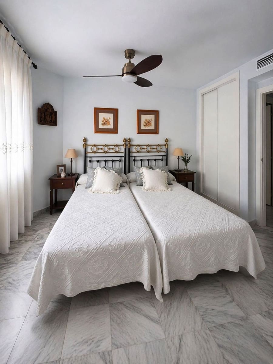 2 makuuhuone Huoneisto myytävänä paikassa Nueva Andalucia mukana uima-altaan 
autotalli - 550 000 € (Ref: 9807059)