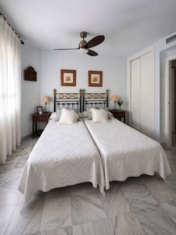 2 makuuhuone Huoneisto myytävänä paikassa Nueva Andalucia, Marbella mukana uima-altaan 
autotalli - 550 000 € (Ref: 9807059)