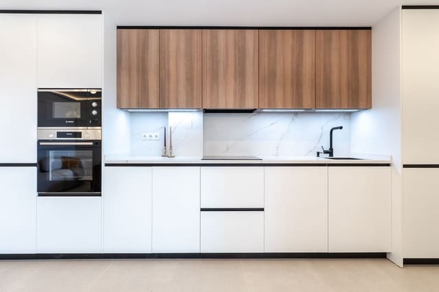 2 sypialnia Apartament na sprzedaż w Las Chapas, Marbella z basenem garażem - 649 000 € (Ref: 9807069)