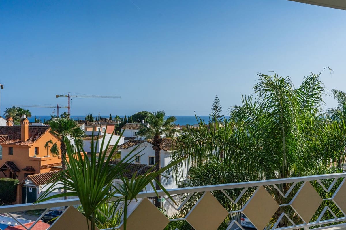 2 sypialnia Apartament na sprzedaż w Las Chapas z basenem garażem - 649 000 € (Ref: 9807069)