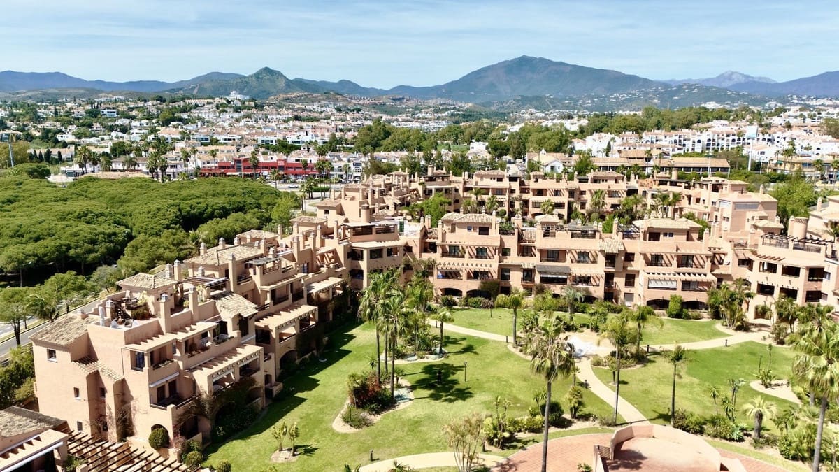 2 chambre Appartement à vendre à Estepona avec piscine garage - 450 000 € (Ref: 9807076)