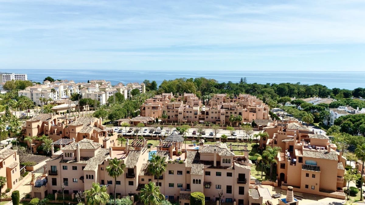 2 chambre Appartement à vendre à Estepona avec piscine garage - 450 000 € (Ref: 9807076)