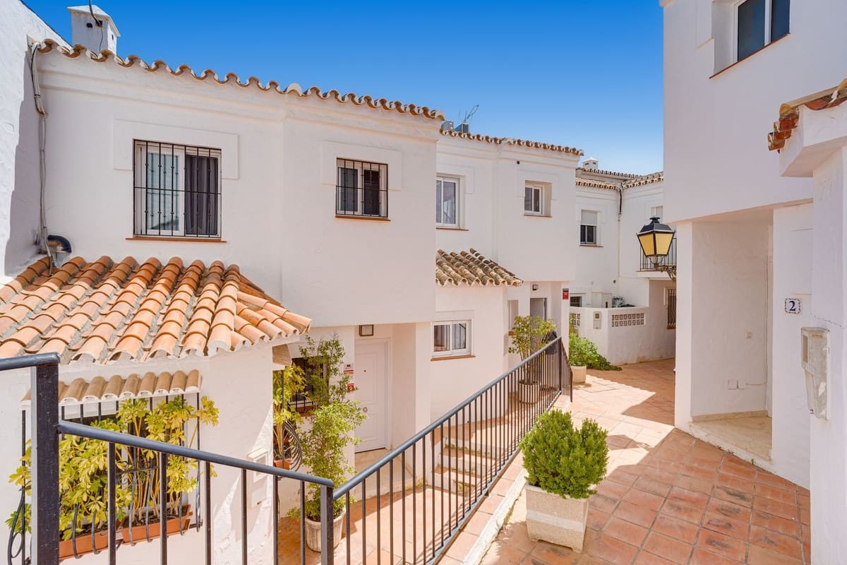 4 chambre Maison de Ville à vendre à Marbella avec piscine - 950 000 € (Ref: 9814849)