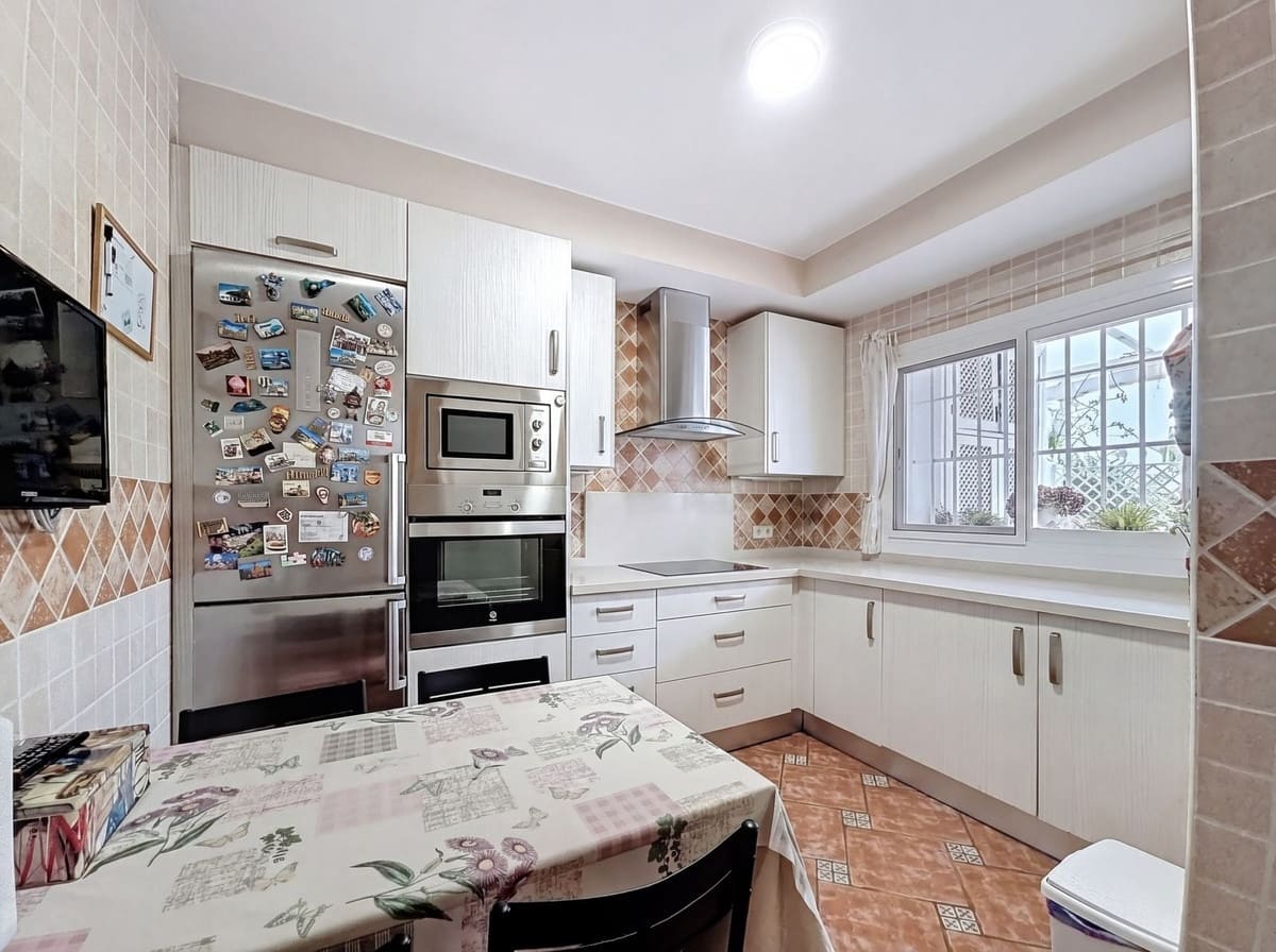 4 makuuhuone Omakotitalo myytävänä paikassa Marbella mukana uima-altaan - 949 000 € (Ref: 9823830)