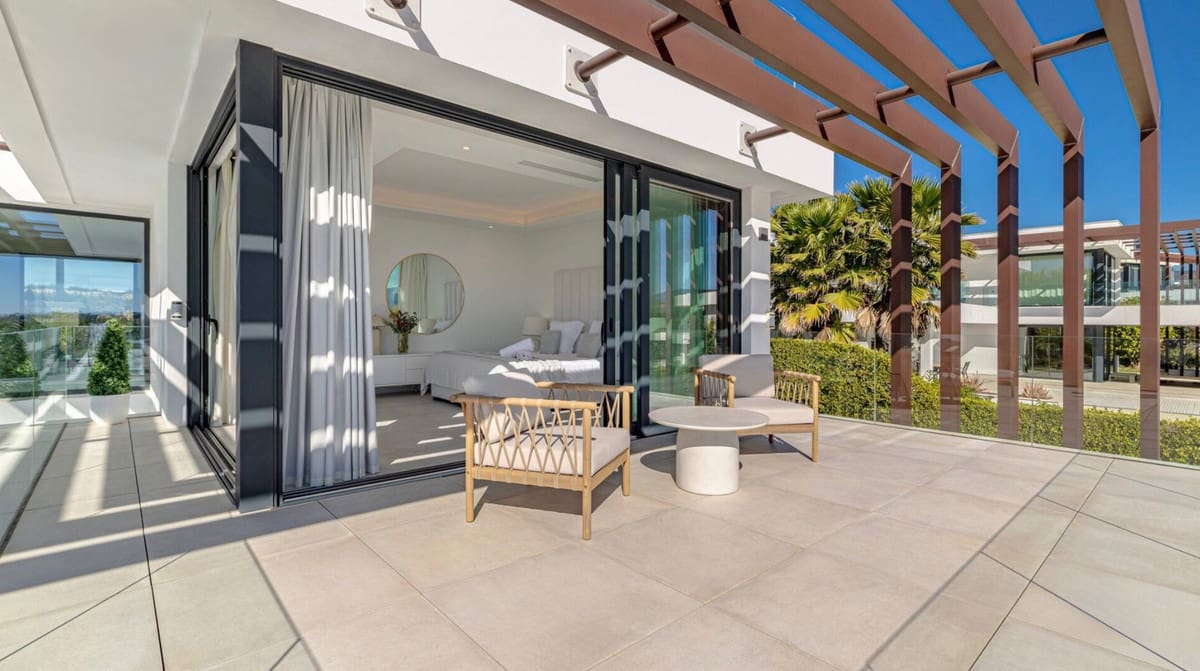 5 bedroom Villa for sale in El Paraiso with pool garage - € 2,595,000 (Ref: 9823939)