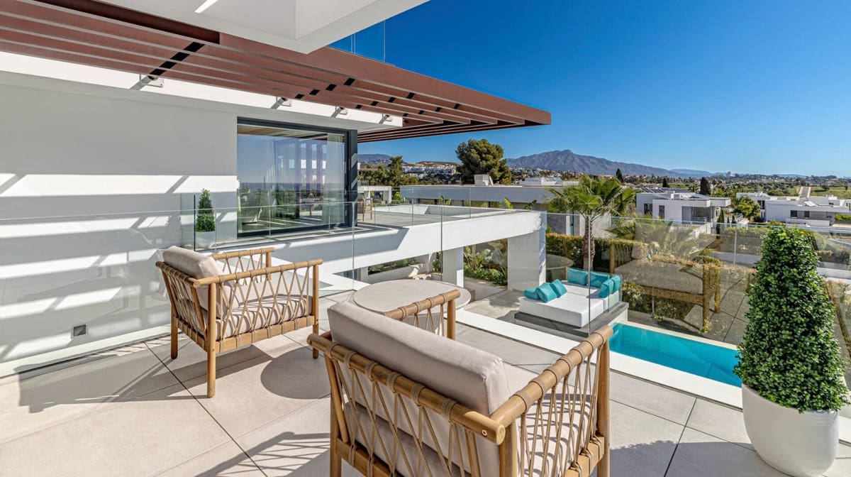 5 bedroom Villa for sale in El Paraiso with pool garage - € 2,595,000 (Ref: 9823939)
