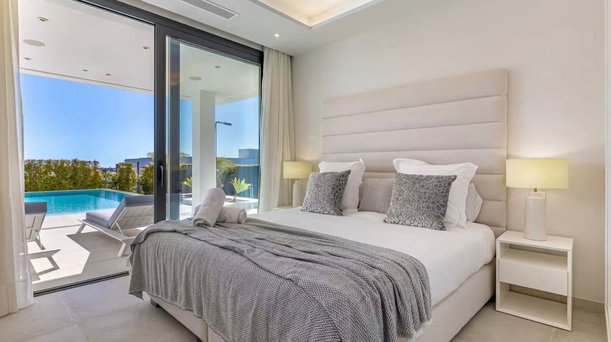 5 bedroom Villa for sale in El Paraiso with pool garage - € 2,595,000 (Ref: 9823939)
