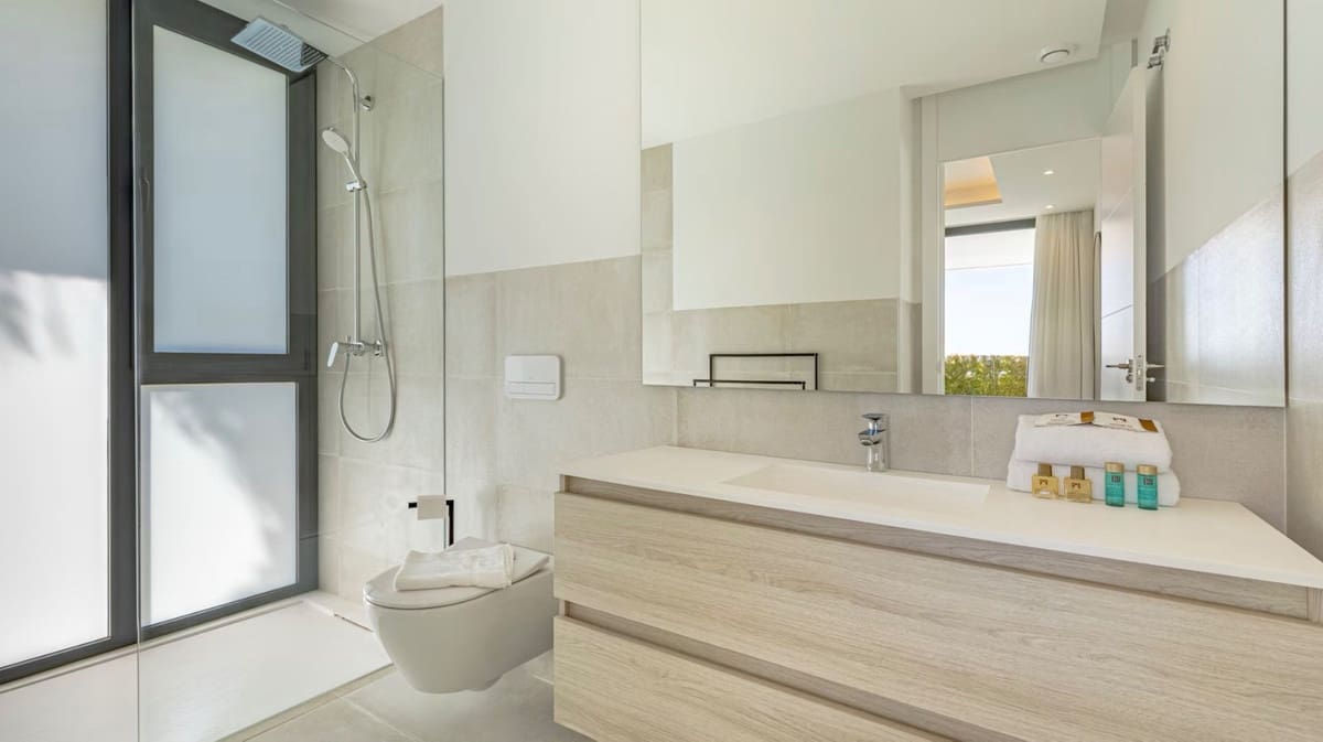 5 bedroom Villa for sale in El Paraiso with pool garage - € 2,595,000 (Ref: 9823939)