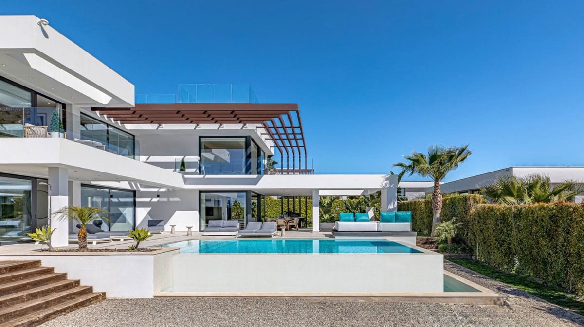 5 bedroom Villa for sale in El Paraiso with pool garage - € 2,595,000 (Ref: 9823939)