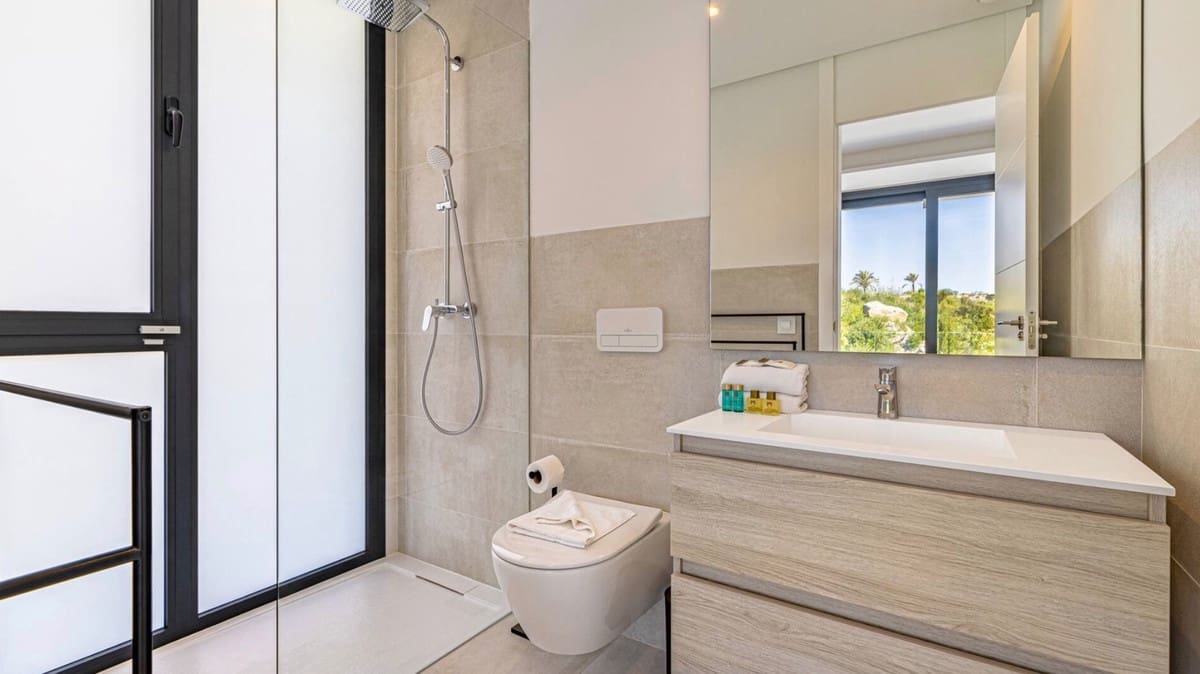 5 bedroom Villa for sale in El Paraiso with pool garage - € 2,595,000 (Ref: 9823939)