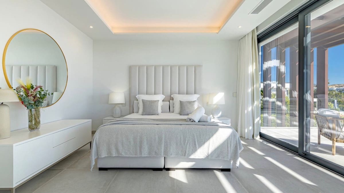 5 bedroom Villa for sale in El Paraiso with pool garage - € 2,595,000 (Ref: 9823939)