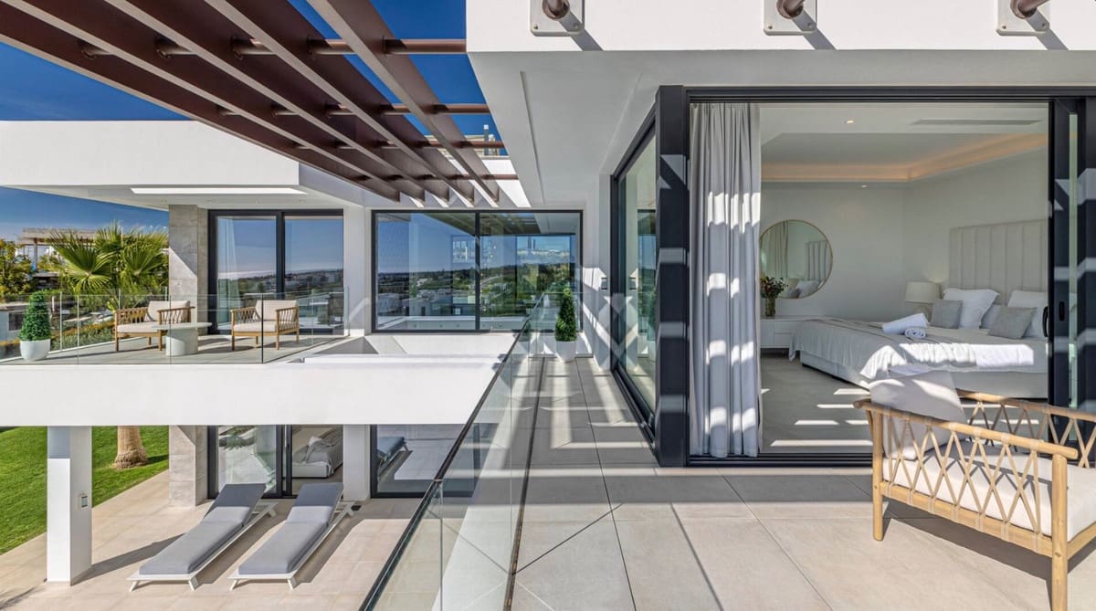 5 bedroom Villa for sale in El Paraiso with pool garage - € 2,595,000 (Ref: 9823939)