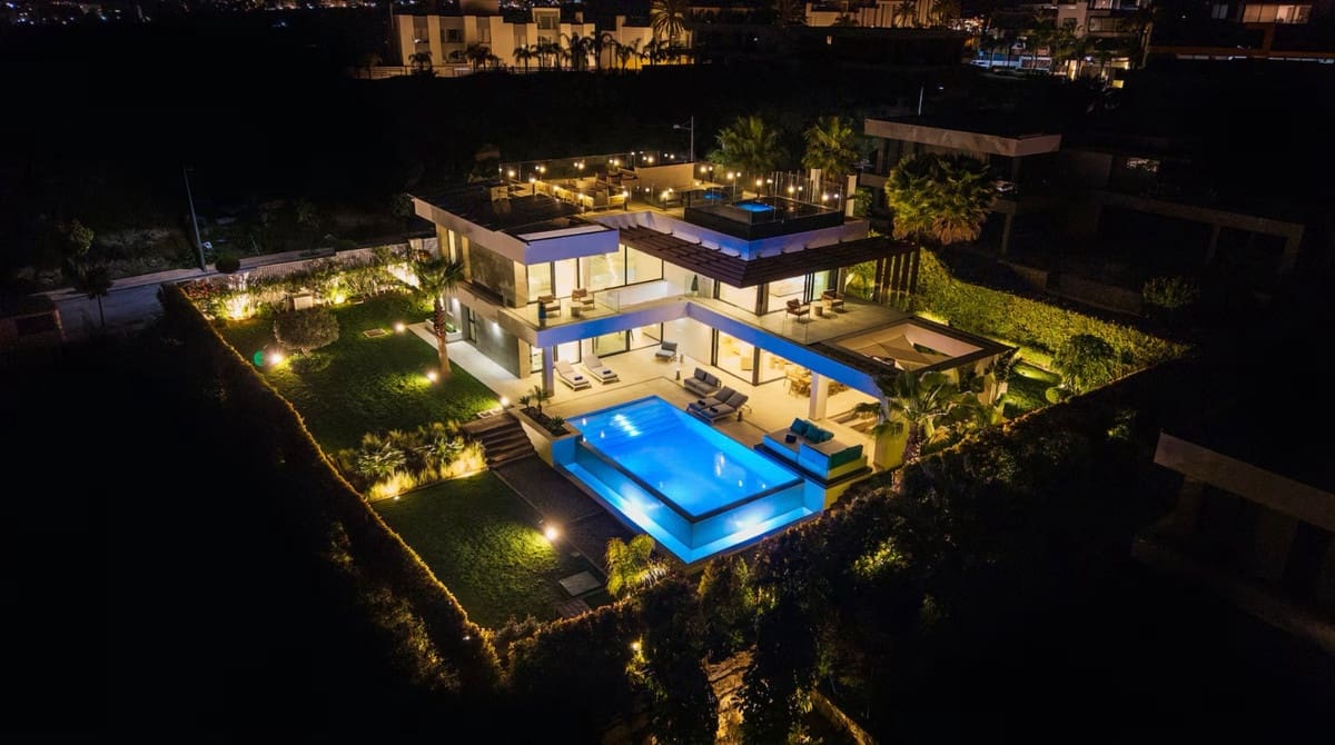 5 bedroom Villa for sale in El Paraiso with pool garage - € 2,595,000 (Ref: 9823939)