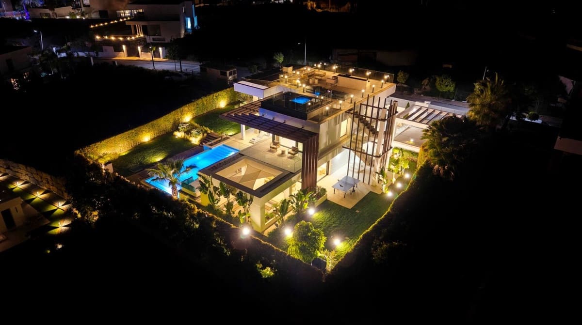 5 bedroom Villa for sale in El Paraiso with pool garage - € 2,595,000 (Ref: 9823939)