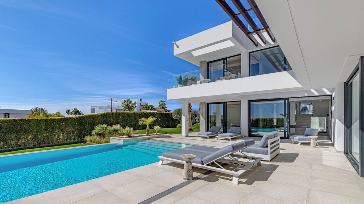5 bedroom Villa for sale in El Paraiso with pool garage - € 2,595,000 (Ref: 9823939)