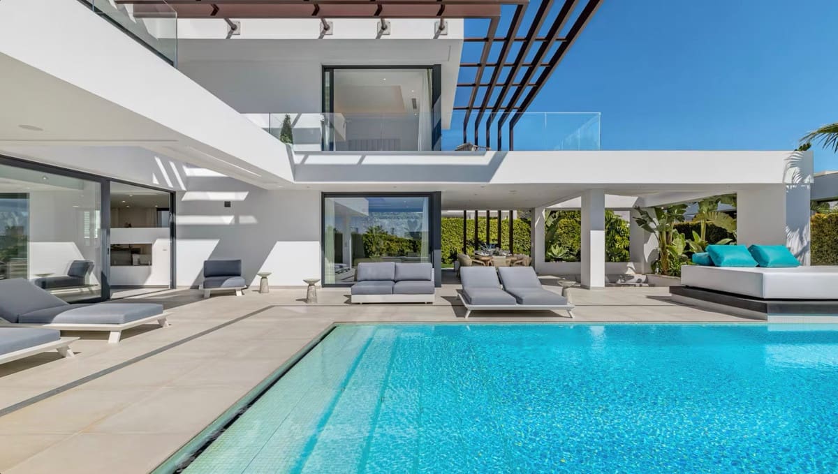 5 bedroom Villa for sale in El Paraiso with pool garage - € 2,595,000 (Ref: 9823939)