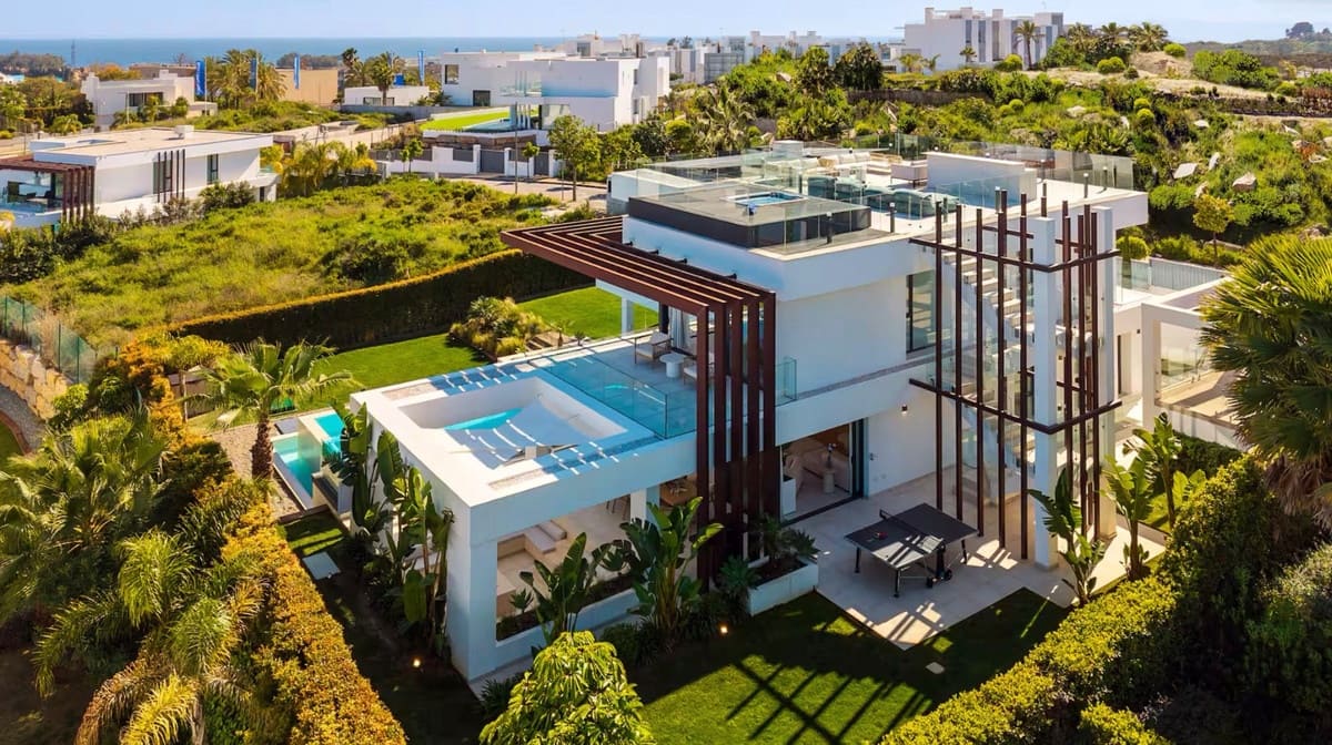 5 bedroom Villa for sale in El Paraiso with pool garage - € 2,595,000 (Ref: 9823939)