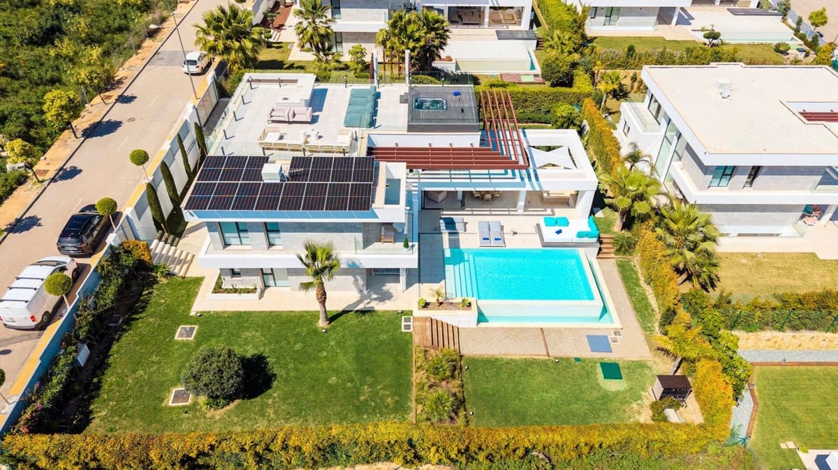 5 bedroom Villa for sale in El Paraiso with pool garage - € 2,595,000 (Ref: 9823939)