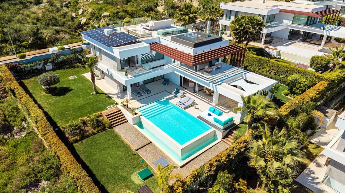 5 bedroom Villa for sale in El Paraiso with pool garage - € 2,595,000 (Ref: 9823939)