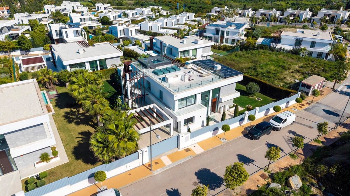 5 bedroom Villa for sale in El Paraiso with pool garage - € 2,595,000 (Ref: 9823939)