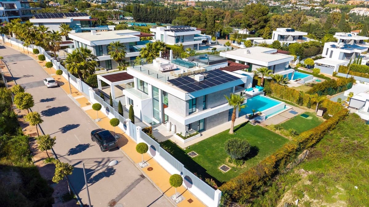 5 bedroom Villa for sale in El Paraiso with pool garage - € 2,595,000 (Ref: 9823939)