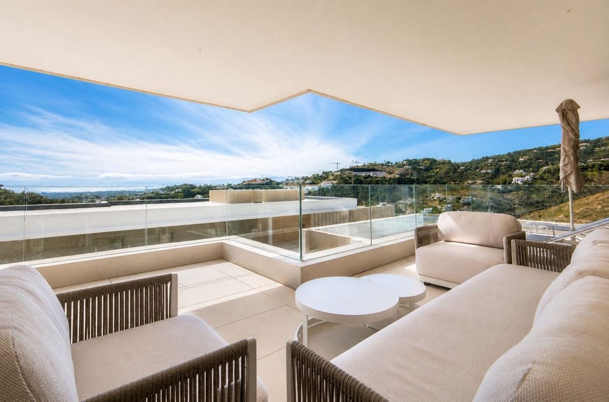 4 bedroom Apartment for sale in La Quinta with pool garage - € 1,725,000 (Ref: 9824007)