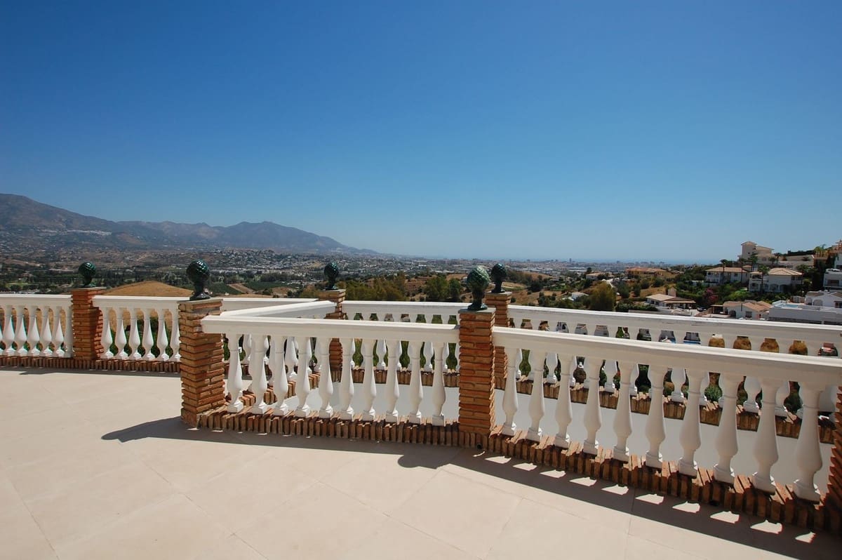 3 bedroom Villa for sale in Cerro del Aguila with pool garage - € 995,000 (Ref: 9827724)