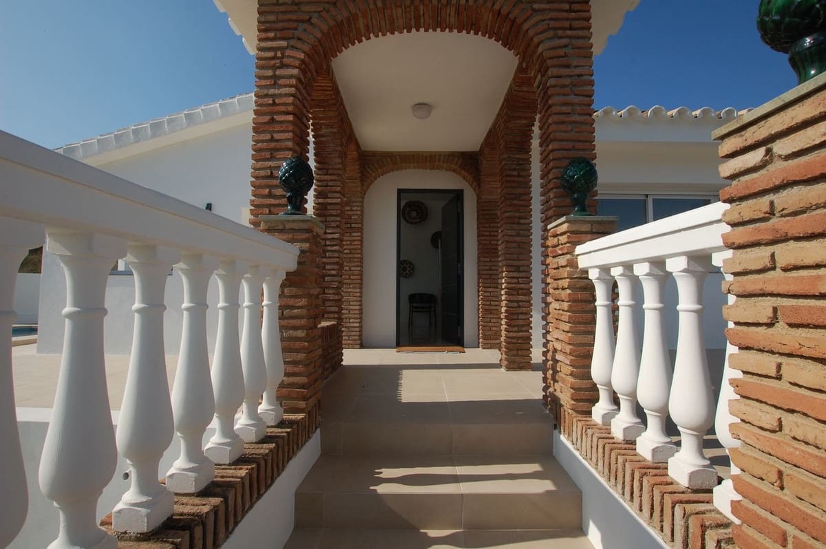3 bedroom Villa for sale in Cerro del Aguila with pool garage - € 995,000 (Ref: 9827724)
