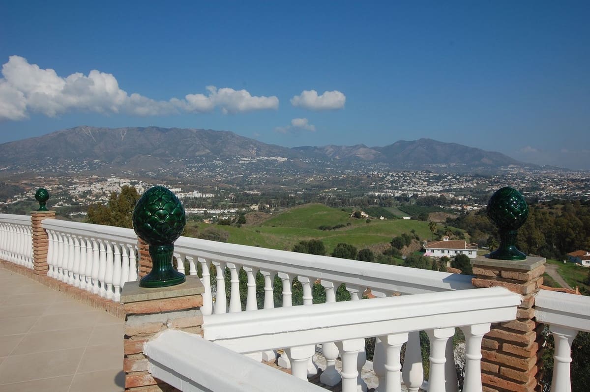 3 bedroom Villa for sale in Cerro del Aguila with pool garage - € 995,000 (Ref: 9827724)