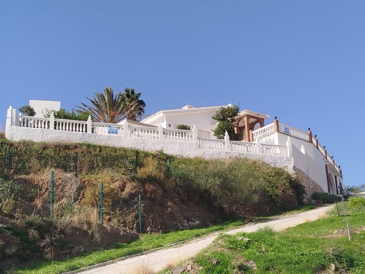 3 bedroom Villa for sale in Cerro del Aguila with pool garage - € 995,000 (Ref: 9827724)