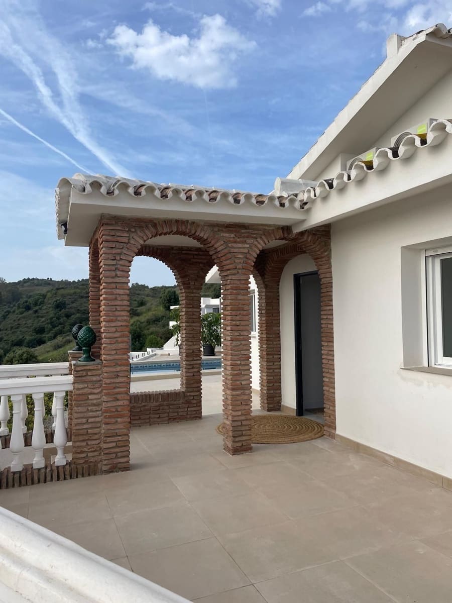 3 bedroom Villa for sale in Cerro del Aguila with pool garage - € 995,000 (Ref: 9827724)