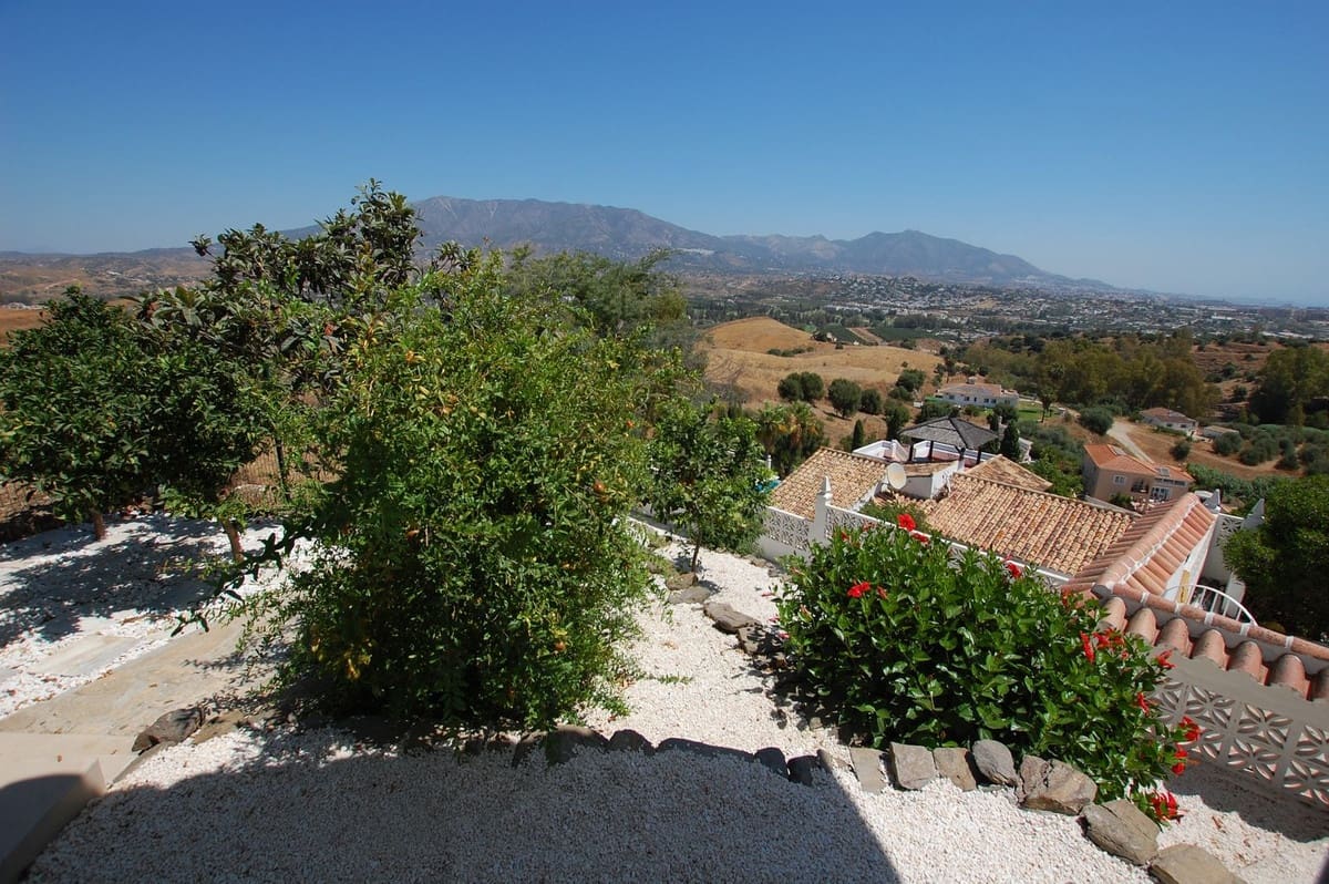 3 bedroom Villa for sale in Cerro del Aguila with pool garage - € 995,000 (Ref: 9827724)