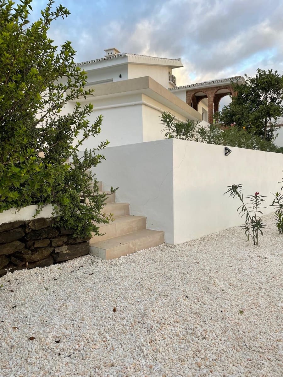 3 bedroom Villa for sale in Cerro del Aguila with pool garage - € 995,000 (Ref: 9827724)