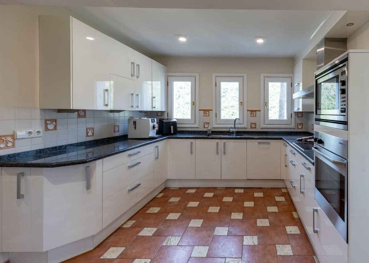 4 sovrum Villa till salu i Benahavis med pool garage - 2 150 000 € (Ref: 9827986)