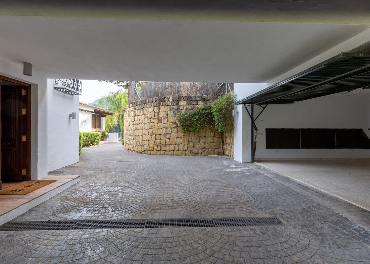 4 sovrum Villa till salu i Benahavis med pool garage - 2 150 000 € (Ref: 9827986)