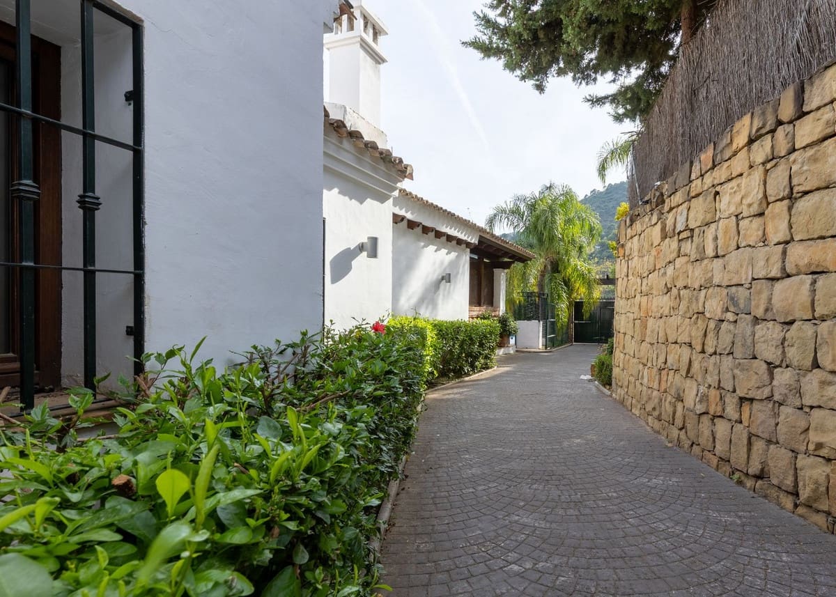 4 sovrum Villa till salu i Benahavis med pool garage - 2 150 000 € (Ref: 9827986)