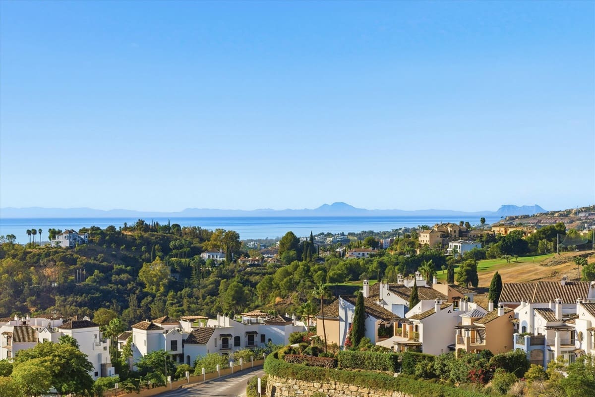 3 bedroom Apartment for sale in Benahavis with pool garage - € 895,000 (Ref: 9829910)