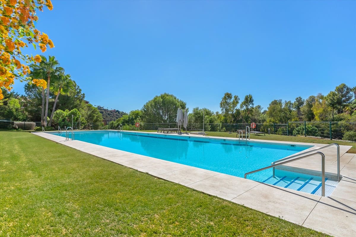 3 bedroom Apartment for sale in Benahavis with pool garage - € 895,000 (Ref: 9829910)