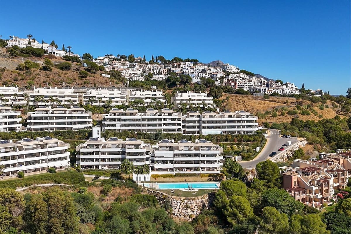 3 bedroom Apartment for sale in Benahavis with pool garage - € 895,000 (Ref: 9829910)