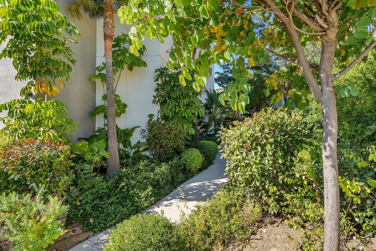 3 bedroom Apartment for sale in Benahavis with pool garage - € 895,000 (Ref: 9829910)