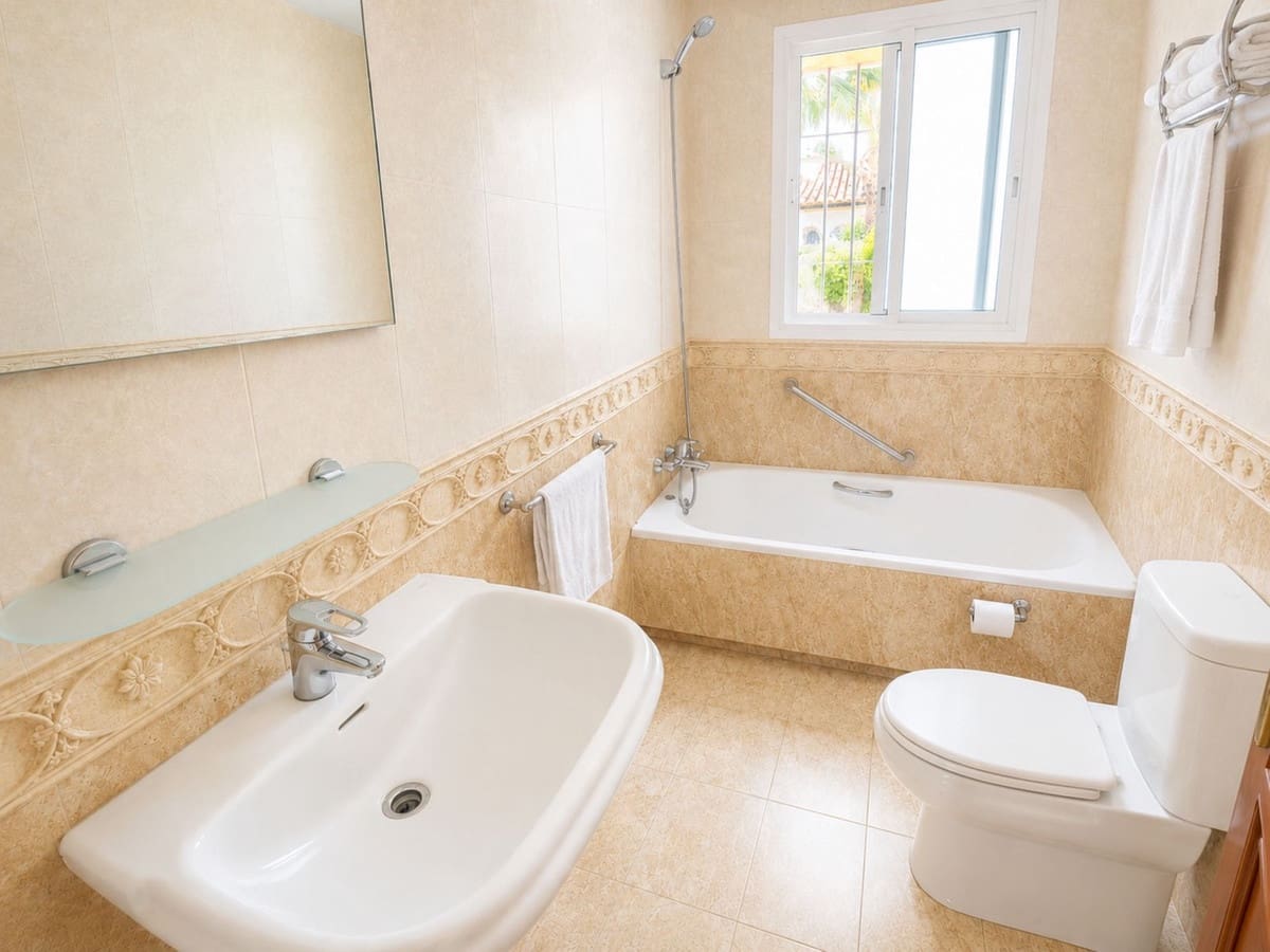 5 bedroom Villa for sale in Monda with pool garage - € 795,000 (Ref: 9829974)